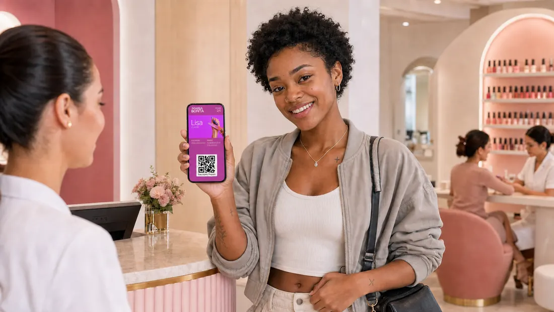 Una clienta muestra en su teléfono la tarjeta de lealtad en la recepción de un salón de belleza